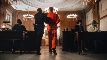 Gerichtsverhandlung im Kino: Porträt eines angeklagten männlichen Verbrechers in orangefarbenem Overall, der vom Wachmann vor der Jury weggeführt wird. Verurteilter zu Gefängnisstrafe verurteilt.