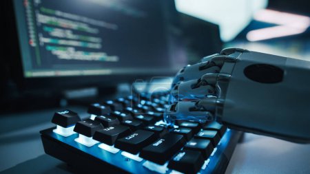 Nahaufnahme mit den Händen: Programmierer mit Behinderung arbeitet mit prothetischem Arm auf beleuchteter Computertastatur. Schnelle und natürliche Nutzung der Myoelektrischen Bionischen Hand zur Eingabe von Code für Software in der Nacht.