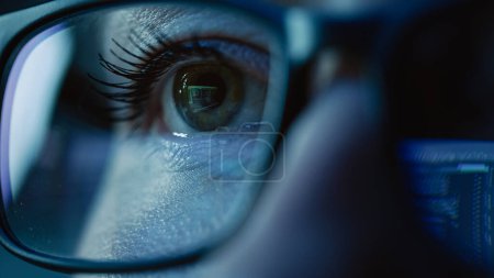 Téléchargez les photos : Super Gros plan sur les yeux féminins, Ingénieur logiciel travaillant sur ordinateur, Programmation réfléchissant dans les lunettes. Développeur Working on Innovative e-Commerce Application using Machine Learning, AI, Big Data - en image libre de droit