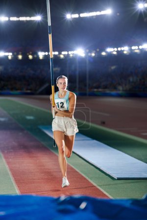 Pole Vault Jumping: Portrait of Professional Female Athlete on World Championship Running with Pole to Jump over Bar (en inglés). Shot of Competition en el Gran Estadio con Experiencia de Logro Deportivo