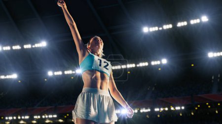 Téléchargez les photos : Athlète féminine professionnelle Célébrant joyeusement le nouveau record d'un championnat du monde de sport. La détermination, l'effort, la motivation, l'inspiration sont la clé d'une réussite. Stade avec spectateurs. - en image libre de droit