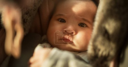 Téléchargez les photos : Gros plan d'un bébé adorable sous le soleil chaud : Portrait d'un bébé asiatique mignon reposant dans un berceau, entouré d'une couverture douce. Calme petit tout-petit - en image libre de droit
