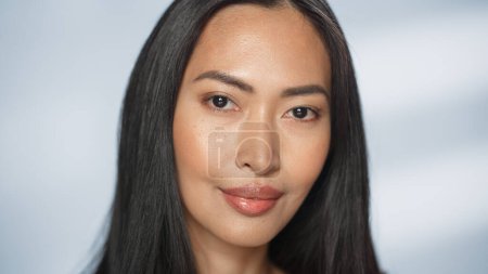 Téléchargez les photos : Portrait de beauté féminine. Belle asiatique Happy Brunette femme posant, toucher son visage avec naturel, peau saine. Concept Bien-être et Soins de la - en image libre de droit