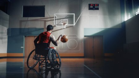 Téléchargez les photos : Joueur de basketball en fauteuil roulant Dribbling Ball comme un professionnel, prêt à tirer. Humeur dépressive, Concept de tristesse, Couleurs grises Personne avec - en image libre de droit