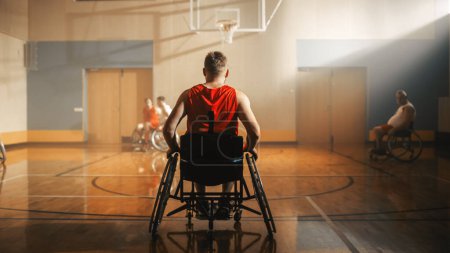Téléchargez les photos : Jeu de basketball en fauteuil roulant : Joueur professionnel se préparant à jouer. Il est prêt à rivaliser, Dribble Ball, Pass, Shoot it, Score a Goal. Célébration de - en image libre de droit