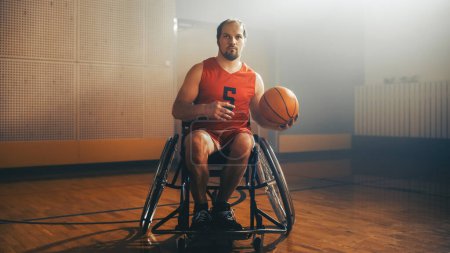 Foto de Retrato de Jugador de Baloncesto en Silla de Ruedas, Dribbling Ball, Entrenamiento. Determinación, entrenamiento, inspiración de la persona con discapacidad. Disparo en un - Imagen libre de derechos