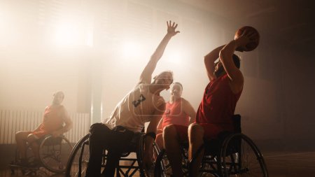 Téléchargez les photos : Terrain de jeu de basketball en fauteuil roulant : Joueurs en compétition, se battre pour le ballon et le tirer pour marquer des points de but. Détermination, Compétence des personnes avec - en image libre de droit