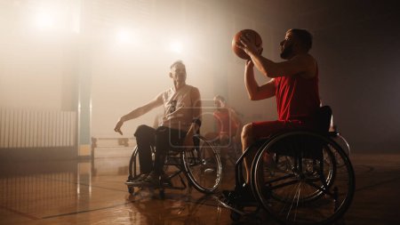 Terrain de jeu de basketball en fauteuil roulant : Joueurs en compétition, dribbler, tirer la balle pour marquer des points de but. Détermination, compétence des personnes handicapées