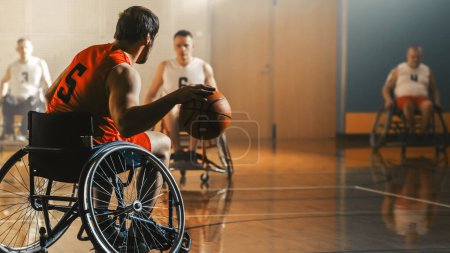 Téléchargez les photos : Cour de jeu de basketball en fauteuil roulant : Joueur professionnel actif Dribbling Ball, Préparer à tirer et marquer un but. Détermination, inspiration, et - en image libre de droit