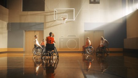Terrain de jeu de basketball en fauteuil roulant : Joueurs en compétition, dribbler, tirer avec succès, marquer des points de but. Détermination, Compétence des personnes avec