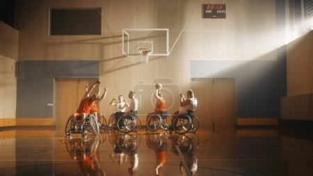 Téléchargez les photos : Jeu de basketball en fauteuil roulant : Joueurs professionnels en compétition, Dribbling Ball, Passage, Tirer avec succès, Marquer un but. Célébration de - en image libre de droit