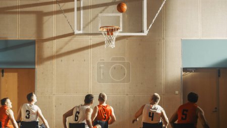 Terrain de jeu de basketball en fauteuil roulant : Joueurs en compétition, tirer avec succès, marquer des points de but. Détermination, compétence des personnes handicapées