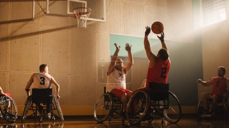 Terrain de jeu de basketball en fauteuil roulant : Les joueurs en compétition, dribbler, tirer avec succès pour marquer des points de but. Détermination, Compétence des personnes avec