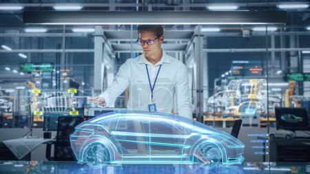 Téléchargez les photos : Conception de voiture d'énergie verte : Ingénieur automobile utilisant l'hologramme de réalité augmentée pour construire le modèle 3D de batterie d'optimisation de véhicule électrique de haute technologie - en image libre de droit