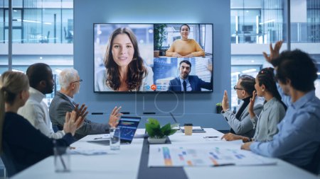 Videollamada en la sala de juntas de la oficina: Directores ejecutivos conversan con un grupo de empresarios multiétnicos, gerentes, inversores