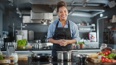 Foto de TV Cooking Show en Restaurante Cocina: Retrato de Chef Negro Charlas, Enseña a Cocinar Comida. Cursos en línea, Servicio de streaming, Aprendizaje - Imagen libre de derechos