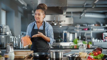 TV Cooking Show en la cocina del restaurante: Retrato de la mujer negra Celebrity Chef Charlas, Enseña manera divertida de cocinar la comida. Cursos en línea de vídeo, aprendizaje