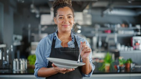 Restaurant Cuisine : Portrait de Black Female Chef Préparer la vaisselle, Dégustation des aliments et en profiter. Cuisine professionnelle Délicieuse, Authentique, traditionnelle