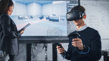 Schwarzer Lehrer mit Tablet berät Schüler im Virtual-Reality-Headset, setzt VR-Technologie und Prototyping in CAD-Software mit Controllern ein
