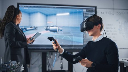 Schwarze Lehrerin tippt auf Tablet und überwacht, während ihr Schüler VR-Headset trägt und Controller benutzt. Virtual-Reality-Technologie für die Industrie