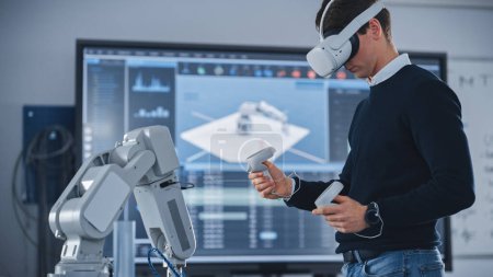 Foto de Ingeniero mecánico Estudiante que usa auriculares de realidad virtual y controladores de retención, utiliza la tecnología VR para diseño industrial, desarrollo - Imagen libre de derechos