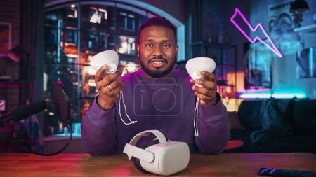 Stylish African American Man Recording a How To Video Review About Modern Virtual Reality Headset (en inglés). Joven hombre negro explicando nuevas características en vivo