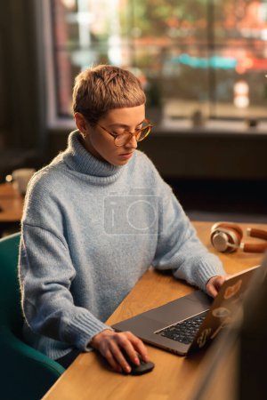 Foto de Pantalla vertical: Mujer atractiva joven usando computadora portátil en el elegante apartamento Loft durante el día. Comprobación creativa femenina Redes Sociales - Imagen libre de derechos