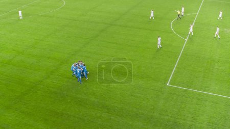 Fußball-EM: Blaue Teamspieler feiern Sieg, umarmen sich, wer das letzte Tor geschossen hat Gewinner des Turniers, Massen von Fans