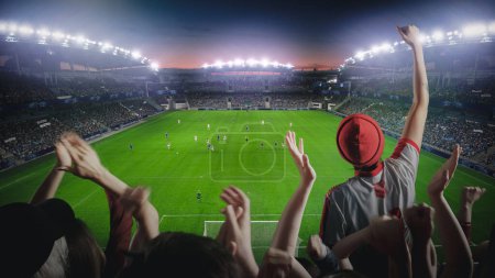 Establecimiento de Shot of Fans Animar a su equipo favorito en un estadio durante el partido final del campeonato de fútbol. Los equipos juegan, multitud de fans celebran