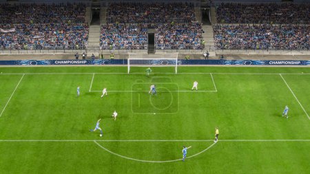 Fußballstadion mit Fanmassen: Blauer Teamspieler erzielt erfolgreichen Pass und attackiert die Tore Internationales Sportfernsehen