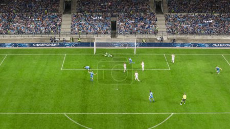 Fußballstadion mit großer Fangemeinde: Blauer Teamspieler erzielt erfolgreichen Pass und erzielt perfektes Tor Internationales Sportfernsehen