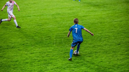Professional Soccer Football Match Championship: Blaue Teamspieler greifen an, weißer Spieler versucht anzugreifen. Actionspiel auf internationalem Turnier