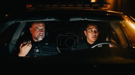 Zwei Polizisten sitzen im Streifenwagen und essen Donuts. Sie werden von rasenden Fahrern unterbrochen. Ordnungshüter reagieren schnell