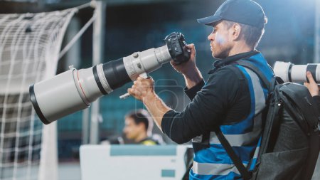 Attaché de presse professionnel, Photographes sportifs avec caméra avec Zoom Lens Shooting Football Championship Match on a Stadium. Coupe internationale