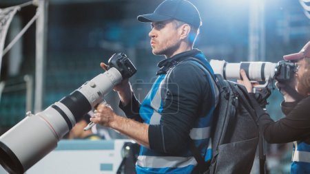 Professioneller Pressereferent, Sportfotografen mit Kamera mit Zoomobjektiv, die Fußballweltmeisterschaftsspiele auf einem Stadion schießen. Länderspiel