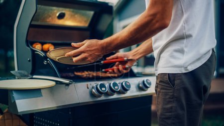 Fermer Homme Préparer un steak de viande grillée sur un barbecue. Jeune homme Griller de la nourriture pour l'extérieur Barbecue Dîner pour la famille.