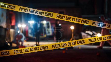 Tatort in der Nacht: Tatort-Ermittlerteam arbeitet an einem Mord. Polizistin informiert Detektivin über die Leiche des Opfers. Forensik und