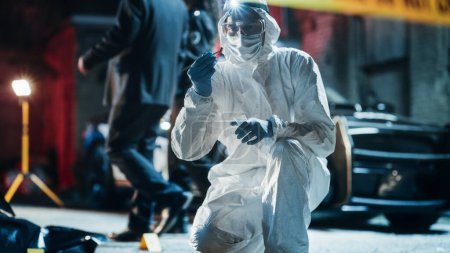 Kriminaltechniker finden am Tatort in der Nacht eine Patronenhülse. Experte ermittelt mögliche Todesursache beim Einpacken einer Patrone und Reißverschluss