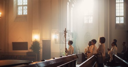 Liturgie in der Großen Kirche: Majestätische Prozession der Priester mit Prozessionskreuz zum Altar Gemeinde steht in Ehrfurcht, Christen freuen sich