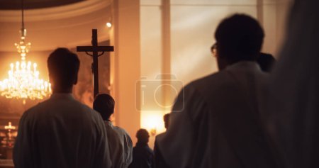 Liturgia en la Iglesia: Procesión de ministros, llevando la Santa Cruz al altar, mientras la Congregación se encuentra maravillada. Cristianos se regocijan en la celebración de la Divinidad