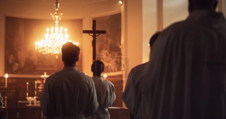 Liturgie in der Kirche: Prozession der Amtsträger, die das Heilige Kreuz zum Altar tragen, während die Kongregation staunend hinschaut. Christen freuen sich über die Feier des Göttlichen