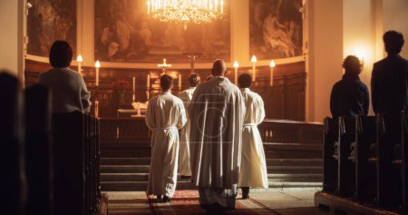 Rückansicht: Prozession der Amtsträger des Christentums, die das Heilige Kreuz zum Altar tragen, wie die Kongregation in Wunder schaut. Christen freuen sich über die Feier