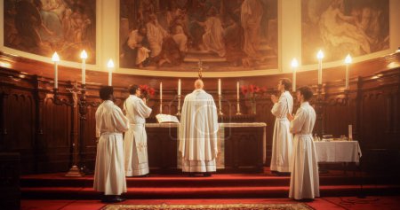 In der Großen Alten Kirche am Altar leiten Amtsträger die Eucharistie, eine heilige christliche Zeremonie. Heilige Kommunion, Heilige Messe, Abendmahl. Gemeinschaft
