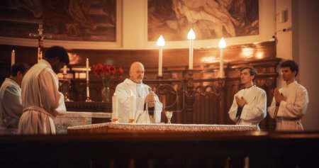 Der Eucharistiegottesdienst in der Großen Kirche: Diener des christlichen Glaubens leiten die Zeremonie, die das Teilen von Brot zu Ehren Jesu Christi beinhaltet. Heilig