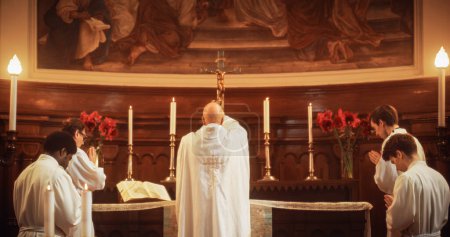 Der Gottesdienst in der Kirche am Altar wird von Ministranten geleitet, die Eucharistie, die heilige christliche Zeremonie, das Teilen von Brot und Wein im Namen Jesu Christi. Heilig