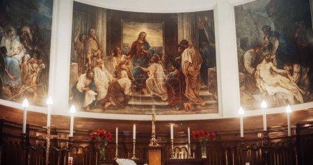 Wandgemälde in der Kirche, die den Herrn Jesus Christus beim letzten Abendmahl mit den Jüngern und seinem Tod darstellen. Bilder, die die christlichen Geschichten erzählen
