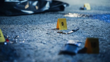 Filmdreh: Mordwaffe am Tatort zurückgelassen Forensik markiert und nummeriert Beweismittel mit Blutspuren. Ein blutiges Messer im Fokus