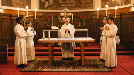 Amtsträger, die die Eucharistie leiten, heilige christliche Zeremonie des Teilens von Brot und Wein, um des Opfers Jesu zu gedenken, Führung darzubringen und