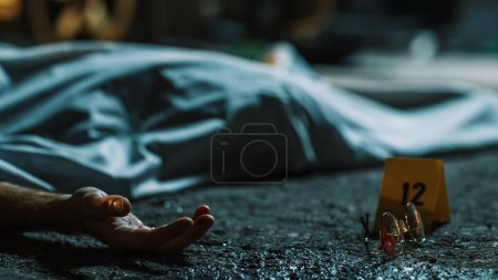 Image tonique froide : Un cadavre étendu sur le sol et couvert. La main des victimes jette un coup d'?il. Accidental Manslaughter Leaving Young Man for Dead. Lunettes de vue