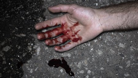 Photo médico-légale prise sur les lieux du crime : main sanglante du corps des victimes.Photo réaliste prise par la police d'éclaboussures de sang en raison d'une blessure à l'arme blanche